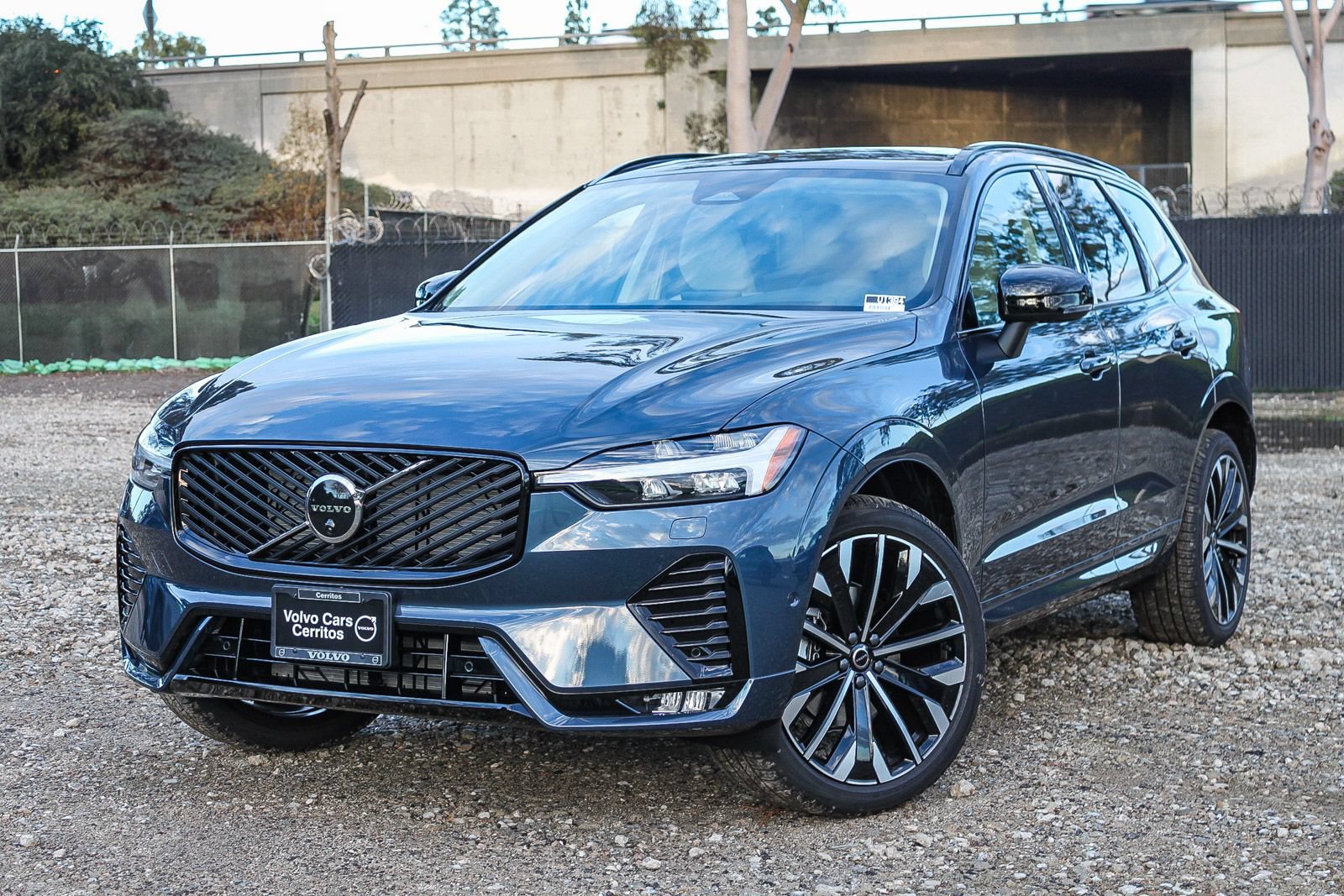 New 2026 Volvo XC60 B5 Ultra w/ Climate Package PRO AWD/4WD image 1