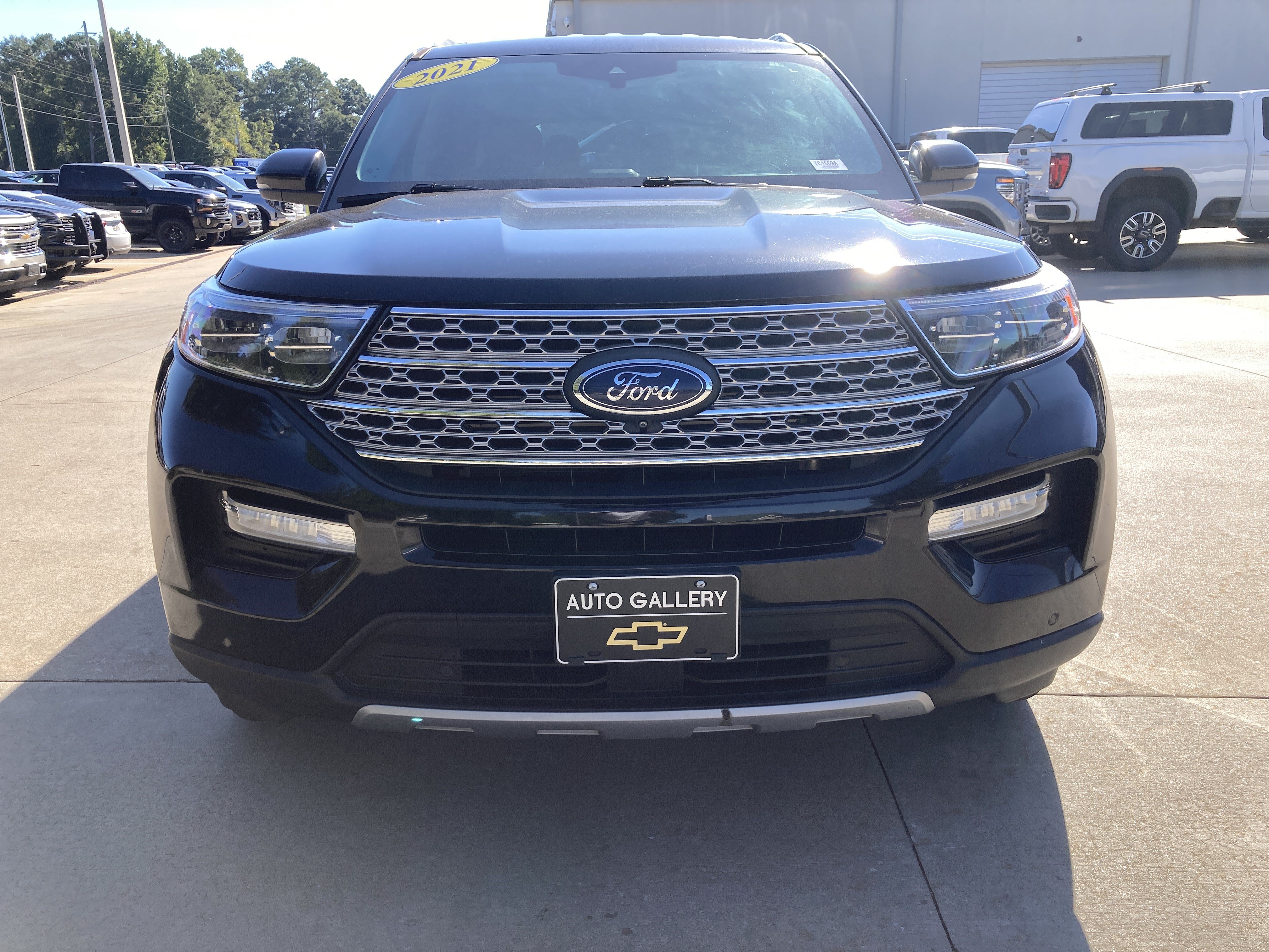 Used 2021 Ford Explorer Limited w/ Equipment Group 301A AWD/4WD image 2