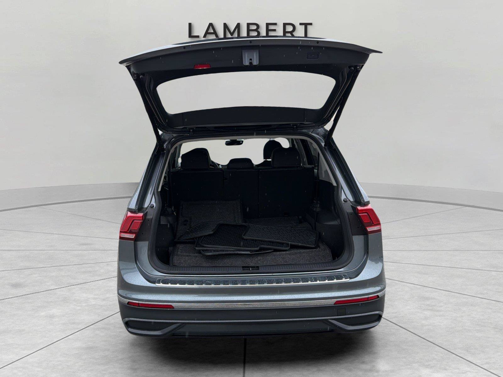 Used 2024 Volkswagen Tiguan SE w/ Panoramic Sunroof Package FWD image 19