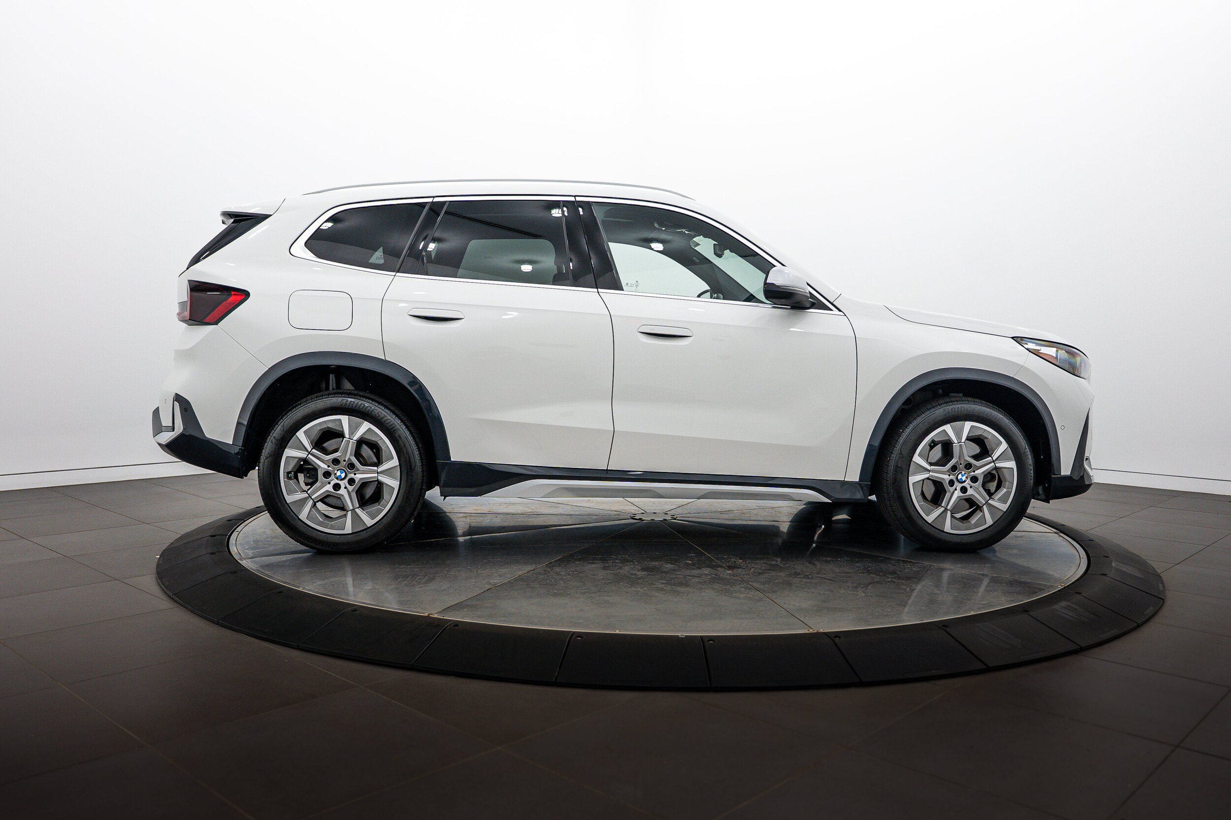Used 2023 BMW X1 xDrive28i w/ Convenience Package AWD/4WD image 3