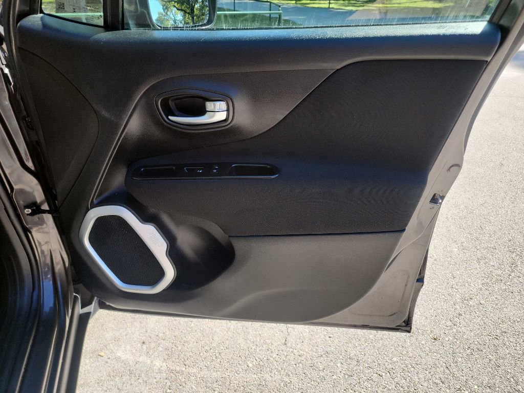 Used 2018 Jeep Renegade Latitude image 32