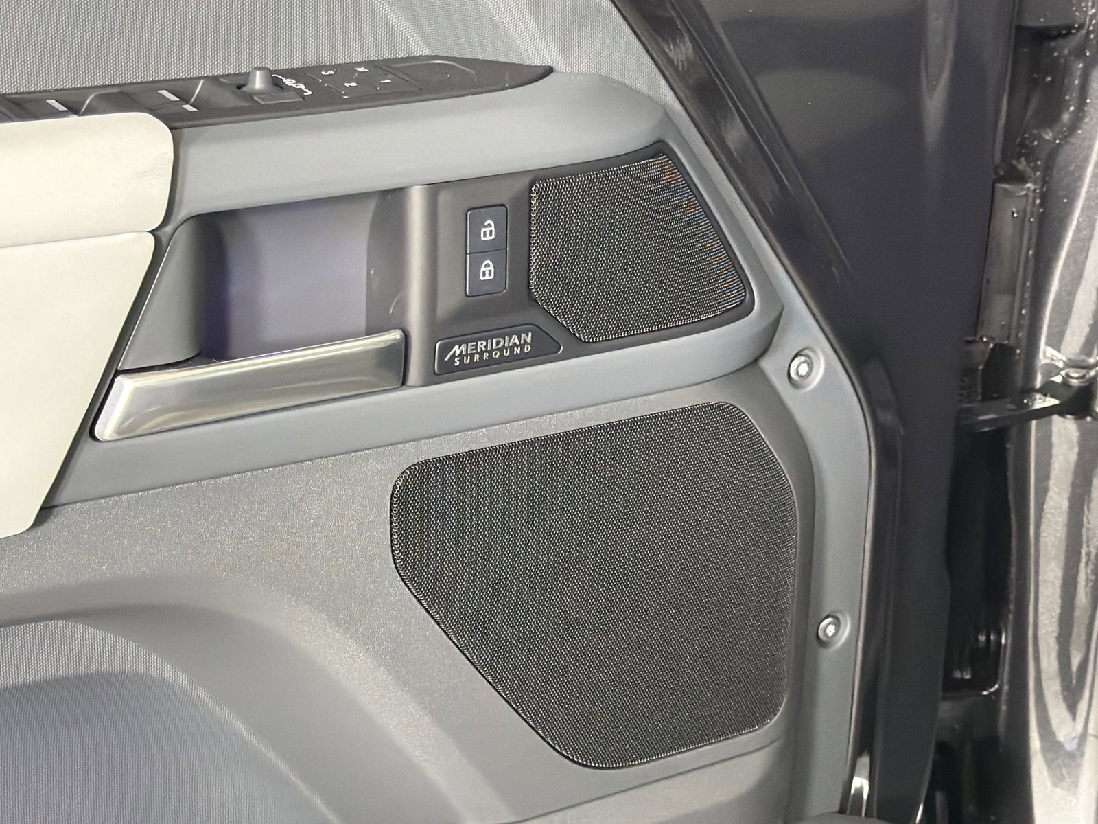 New 2025 Land Rover Defender 130 X-Dynamic SE image 22