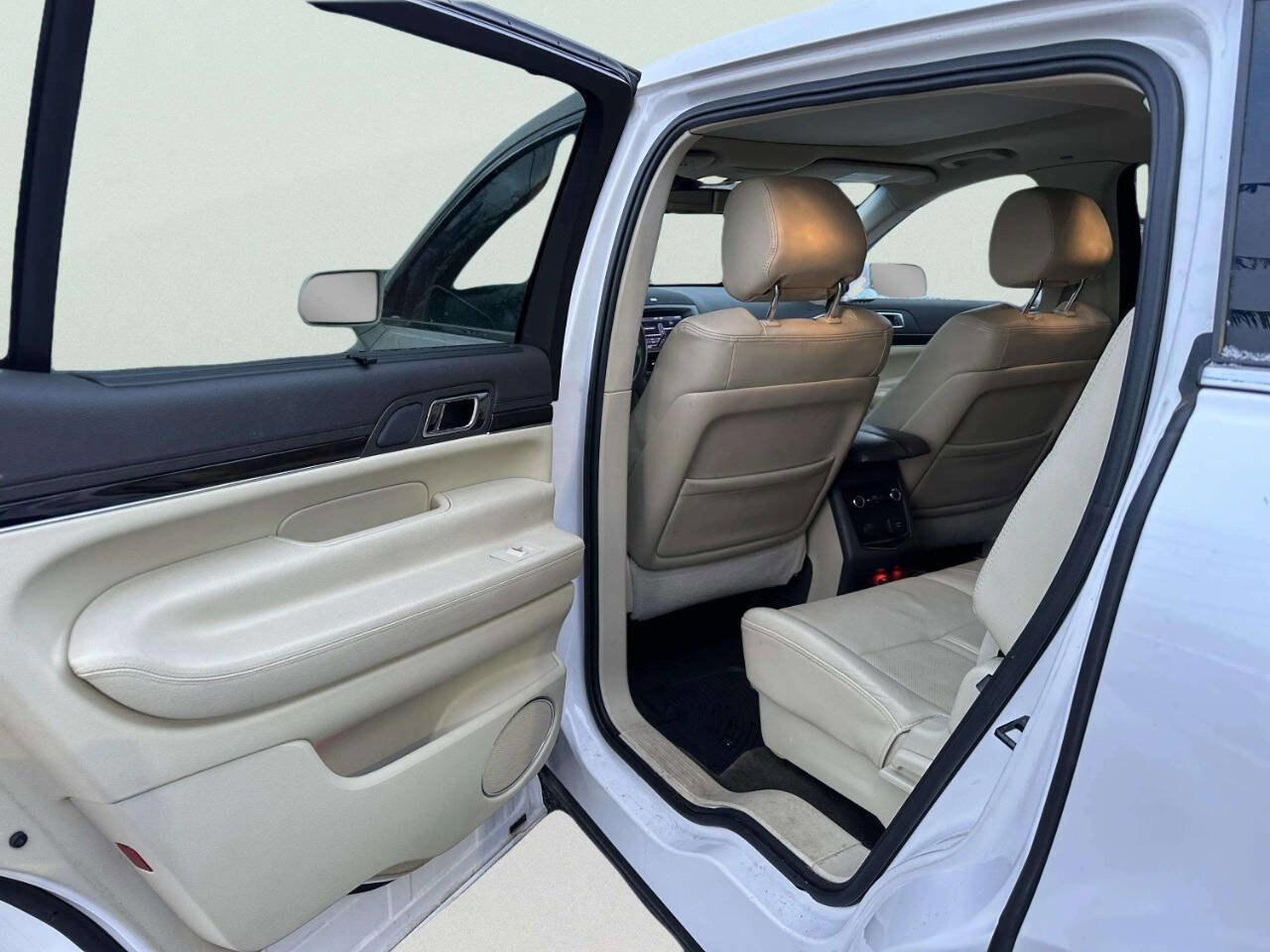 Used 2013 Lincoln MKT AWD image 17