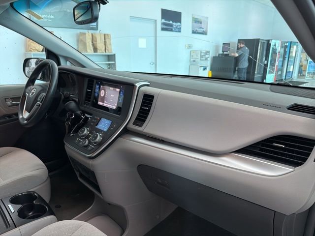 Used 2017 Toyota Sienna LE image 31