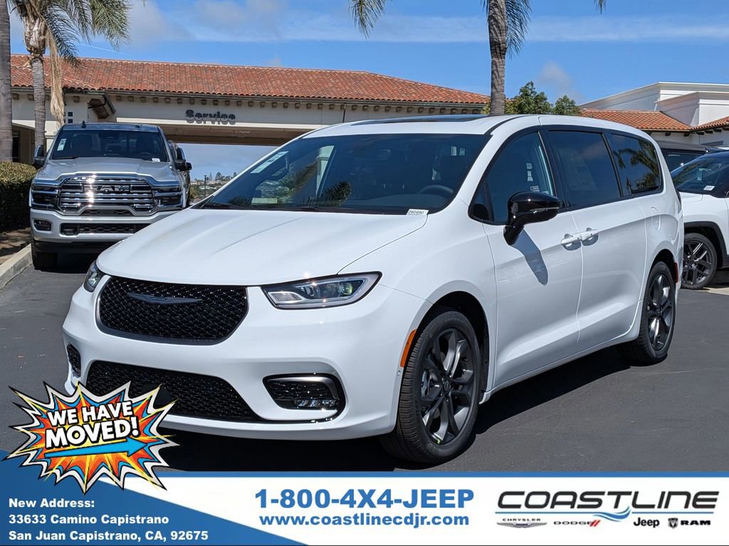 New 2026 Chrysler Pacifica Select