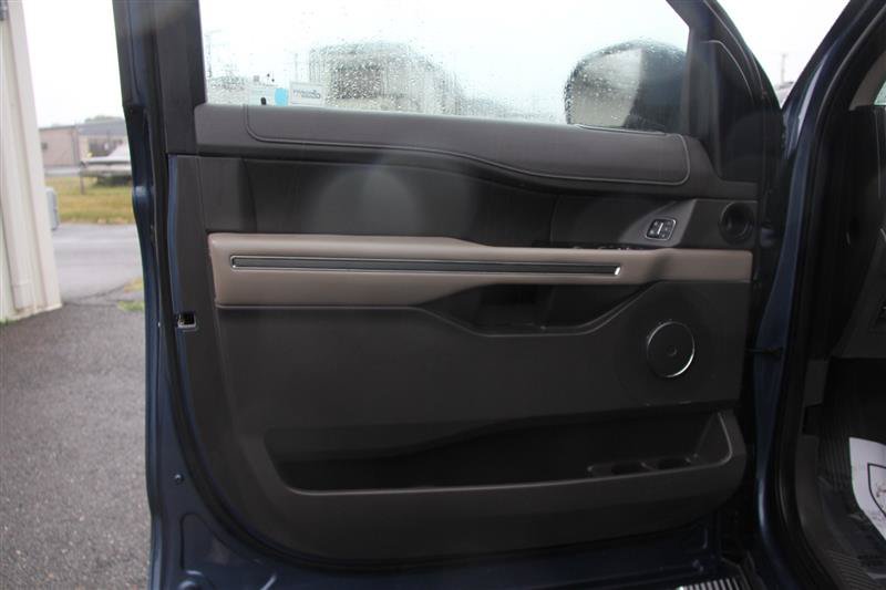 Used 2020 Ford Expedition Max XLT w/ Equipment Group 202A AWD/4WD image 17