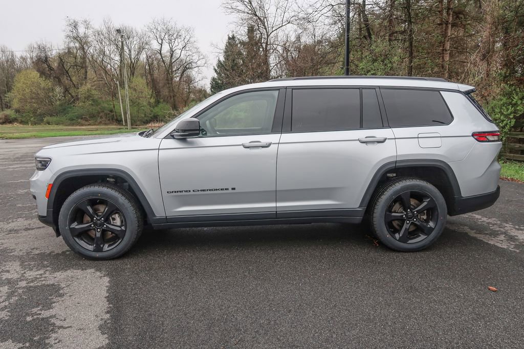 Used 2023 Jeep Grand Cherokee L Laredo RWD image 3