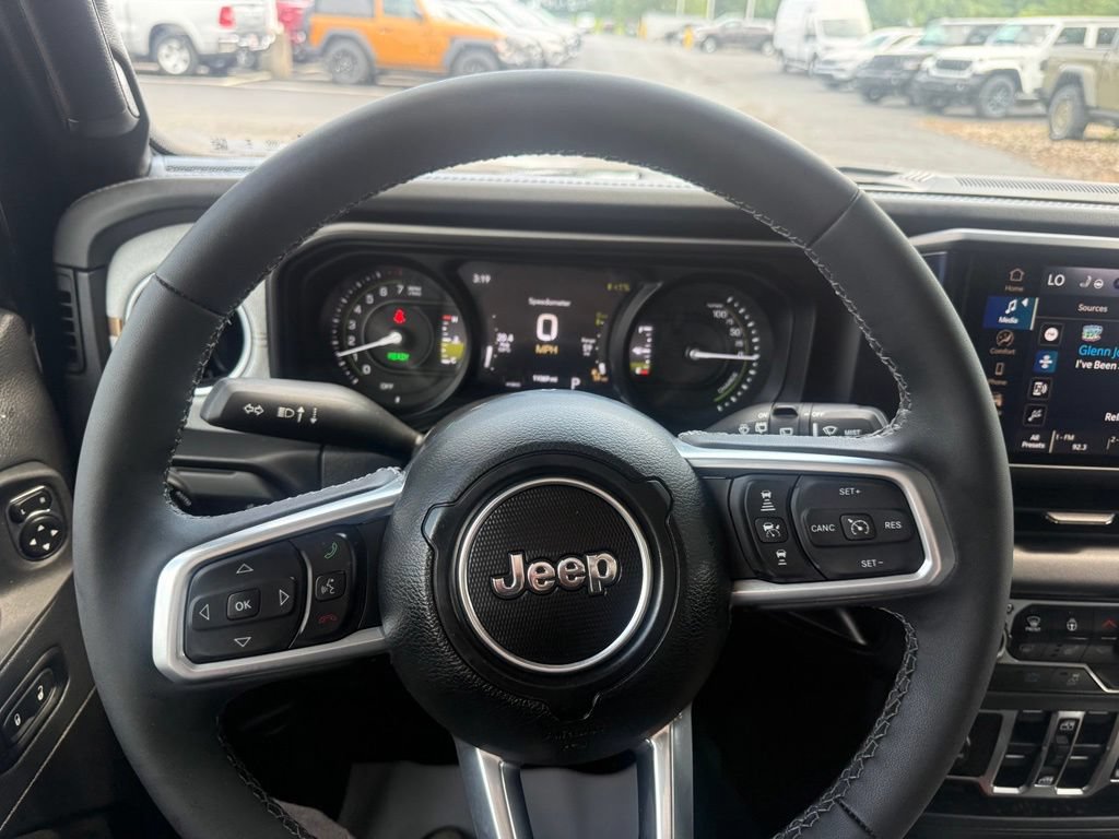 Used 2025 Jeep Wrangler Unlimited Sahara AWD/4WD image 21