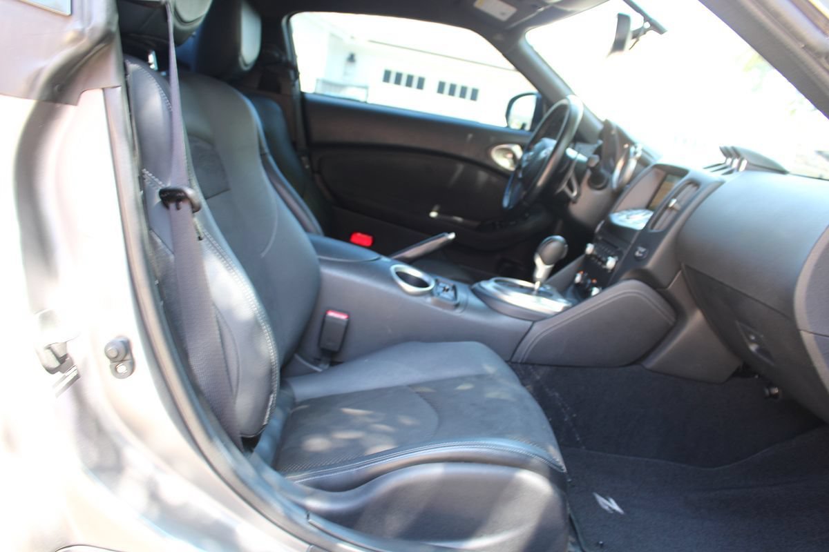 Used 2010 Nissan 370Z Touring w/ Sport Pkg RWD image 10