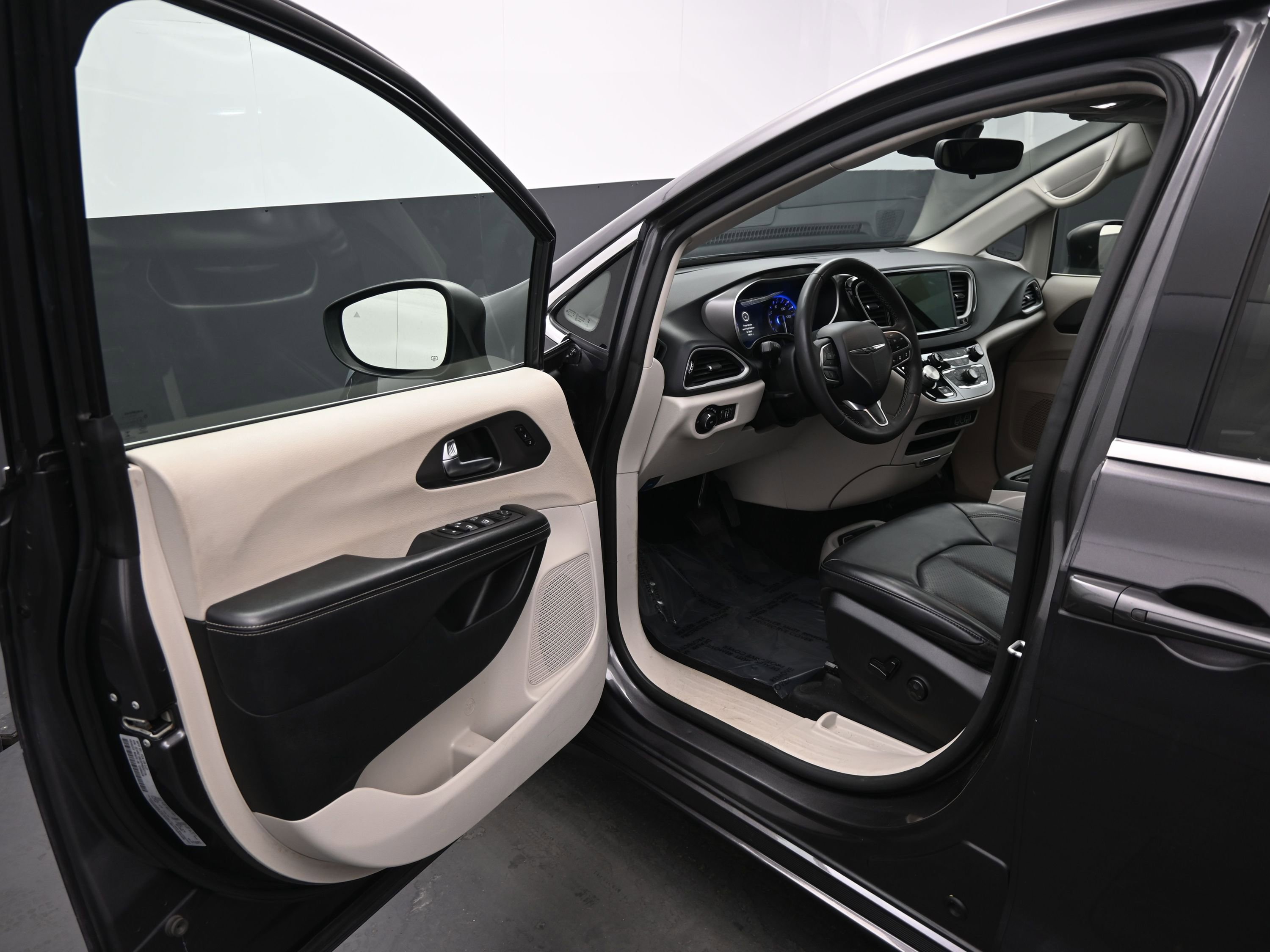 Used 2023 Chrysler Pacifica Touring-L image 15