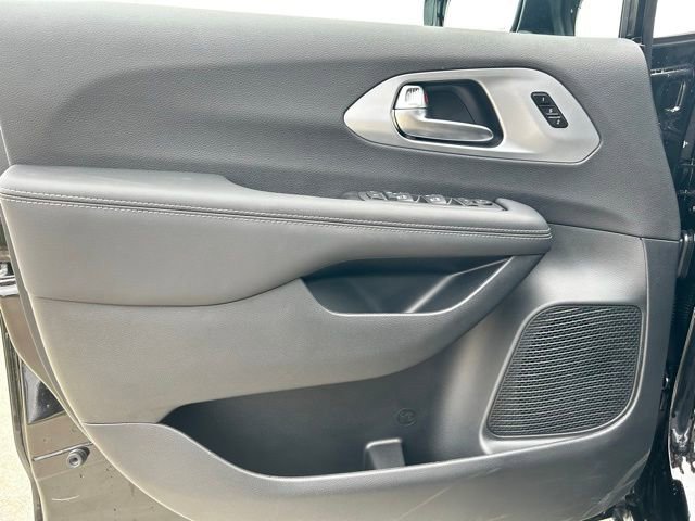 New 2026 Chrysler Pacifica Limited image 14
