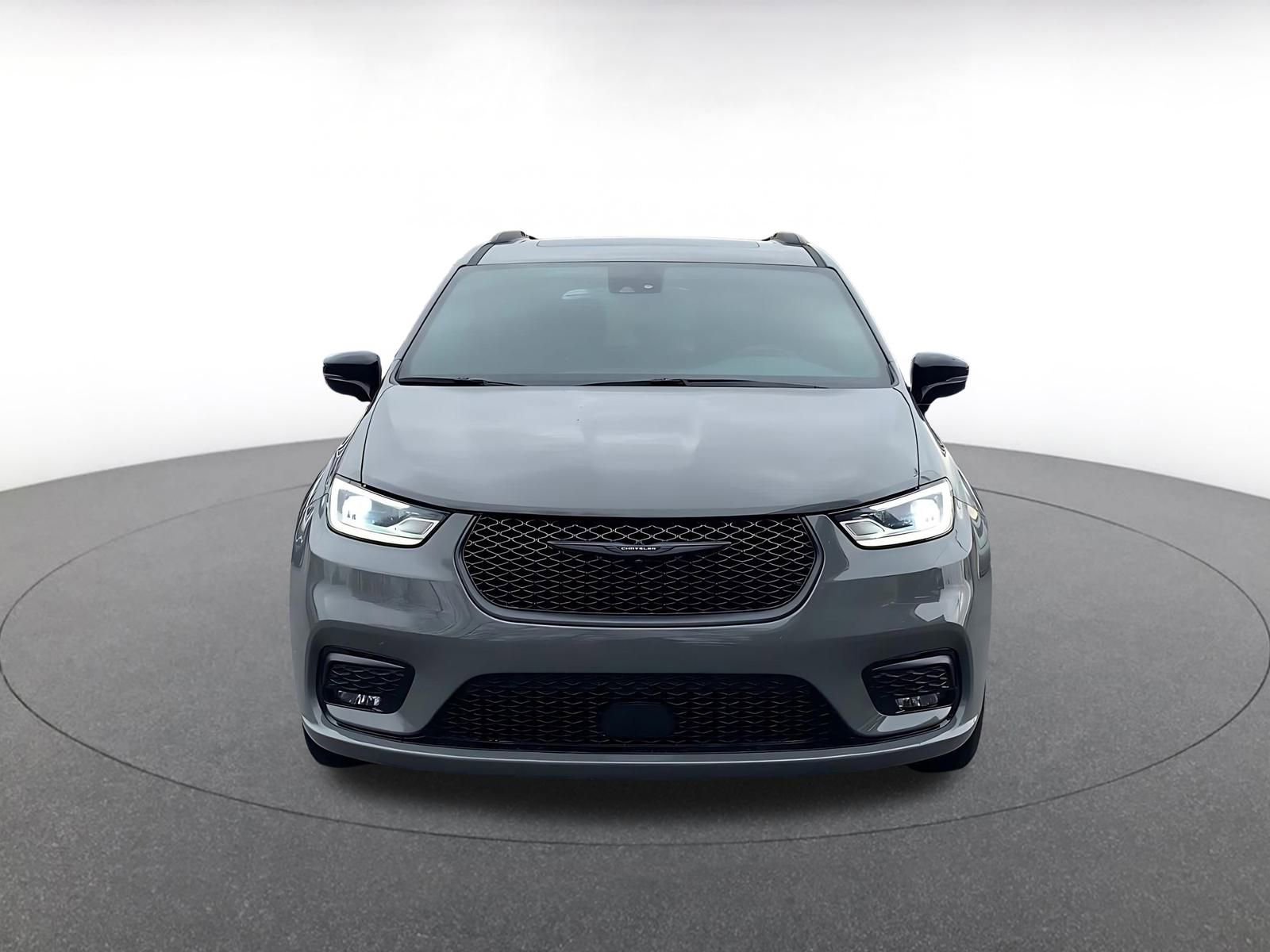 Used 2025 Chrysler Pacifica Limited image 4