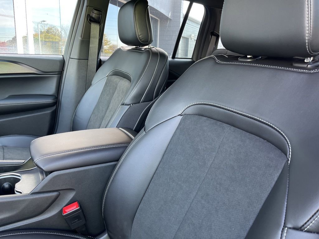 New 2025 Jeep Grand Cherokee Altitude image 5