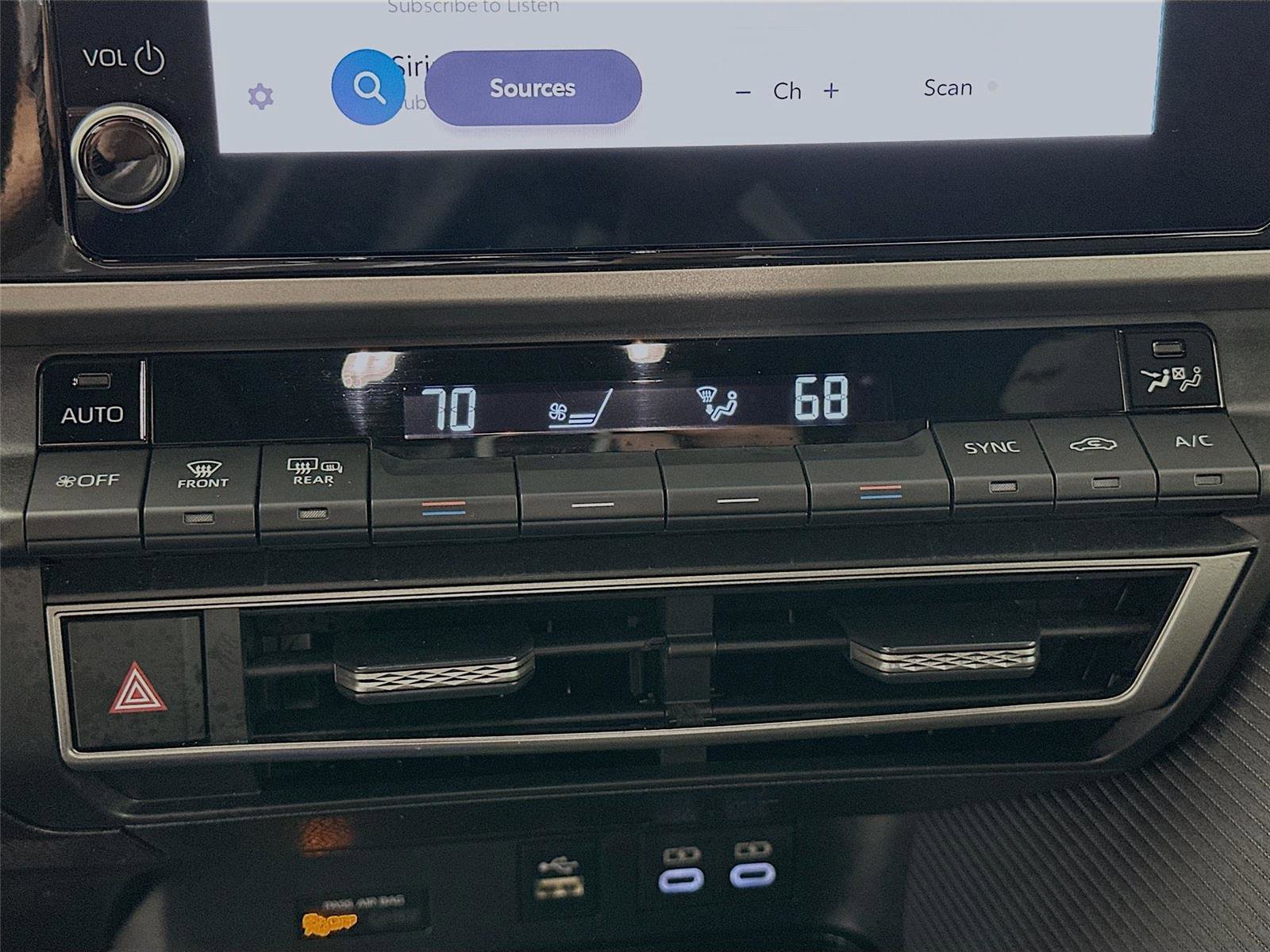 Used 2025 Toyota Camry SE image 16