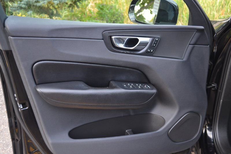 Used 2018 Volvo XC60 T5 Momentum w/ Vision Package image 16