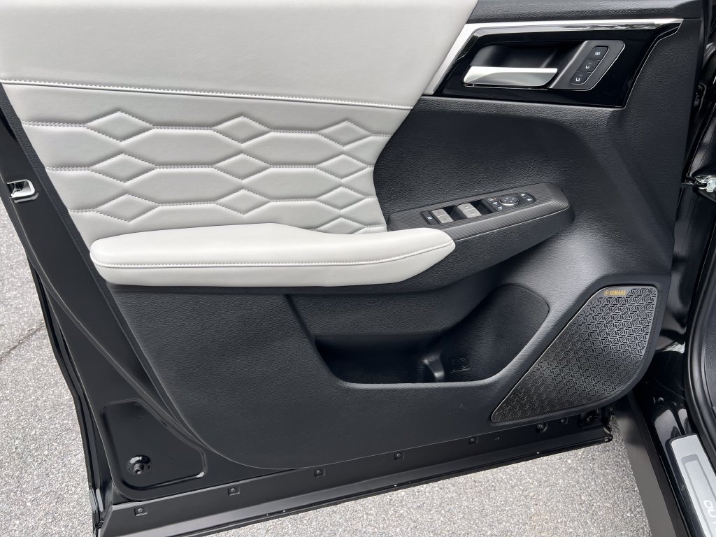 Used 2025 Mitsubishi Outlander AWD image 19