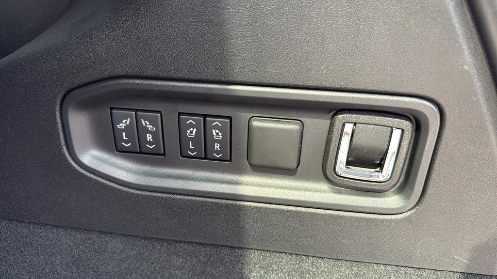 Certified 2026 Cadillac Vistiq Sport w/ LPO, Floor Liner Package AWD/4WD image 30