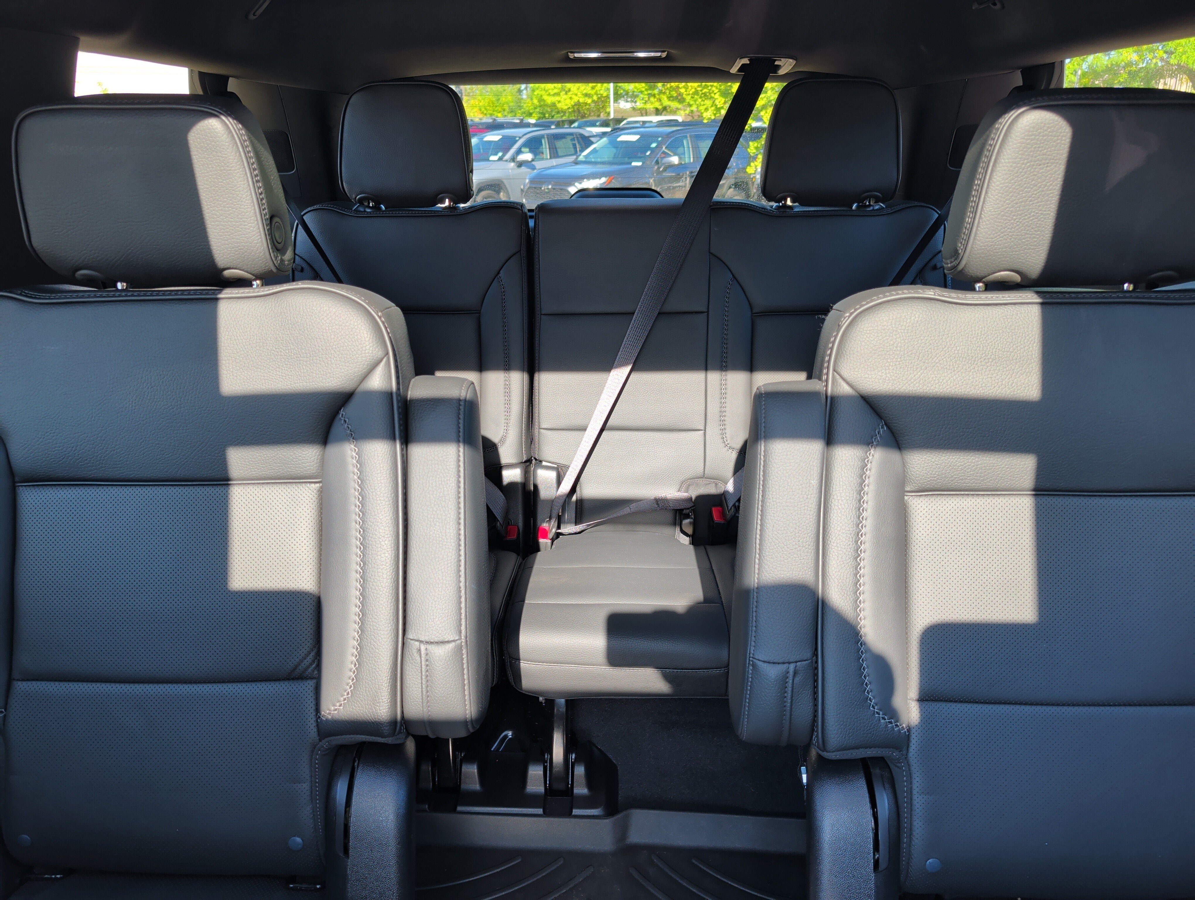 Used 2024 GMC Yukon Denali w/ Advanced Technology Package AWD/4WD image 13