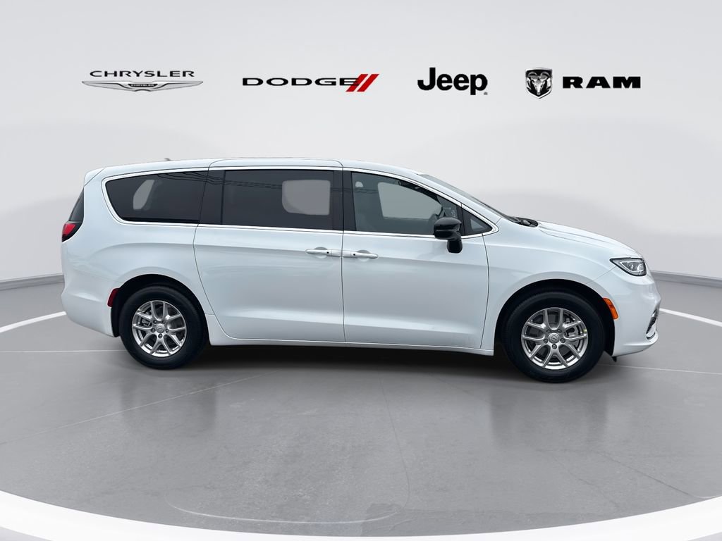 New 2026 Chrysler Pacifica Select image 2