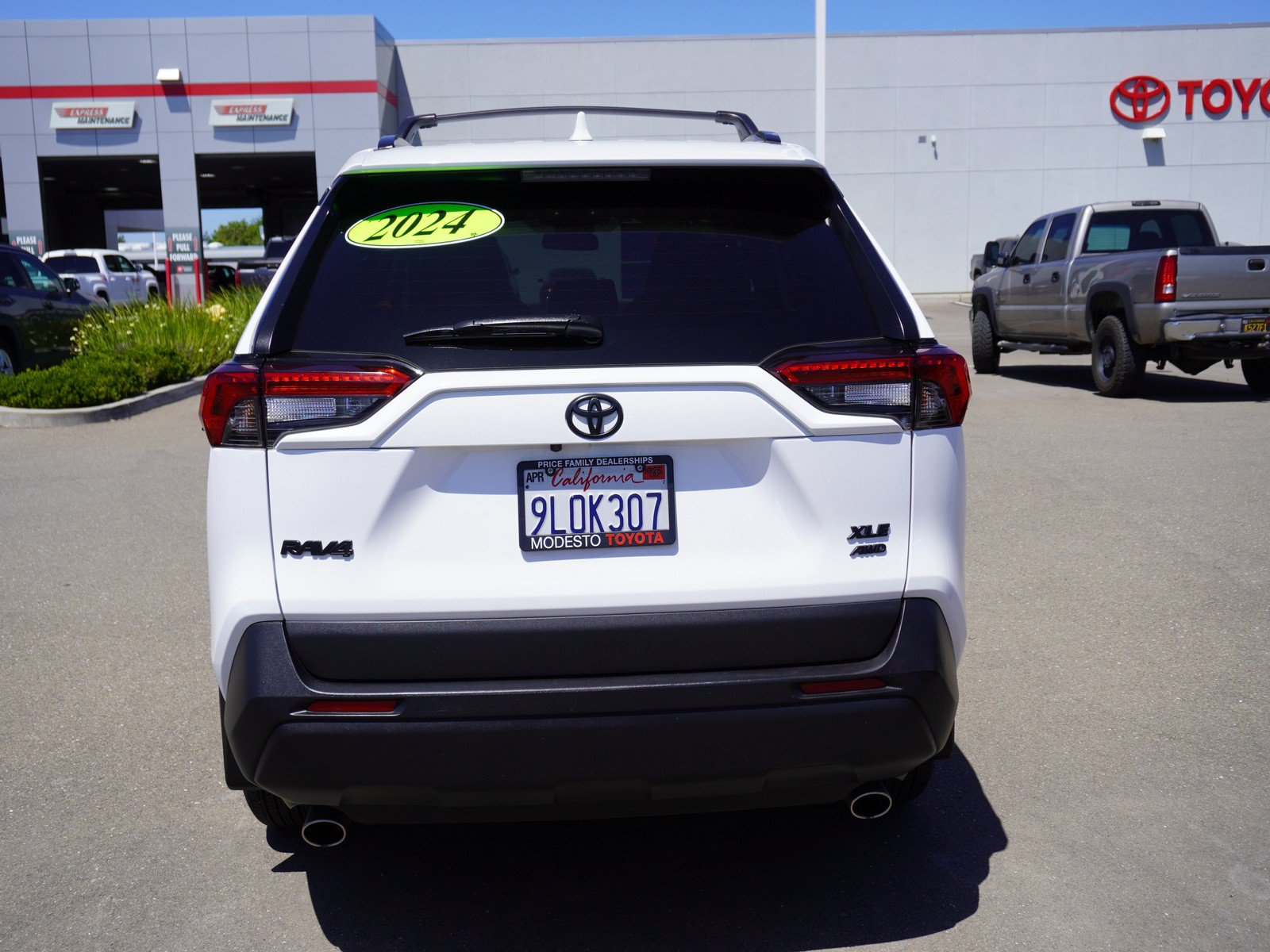 Used 2024 Toyota RAV4 XLE AWD/4WD image 9