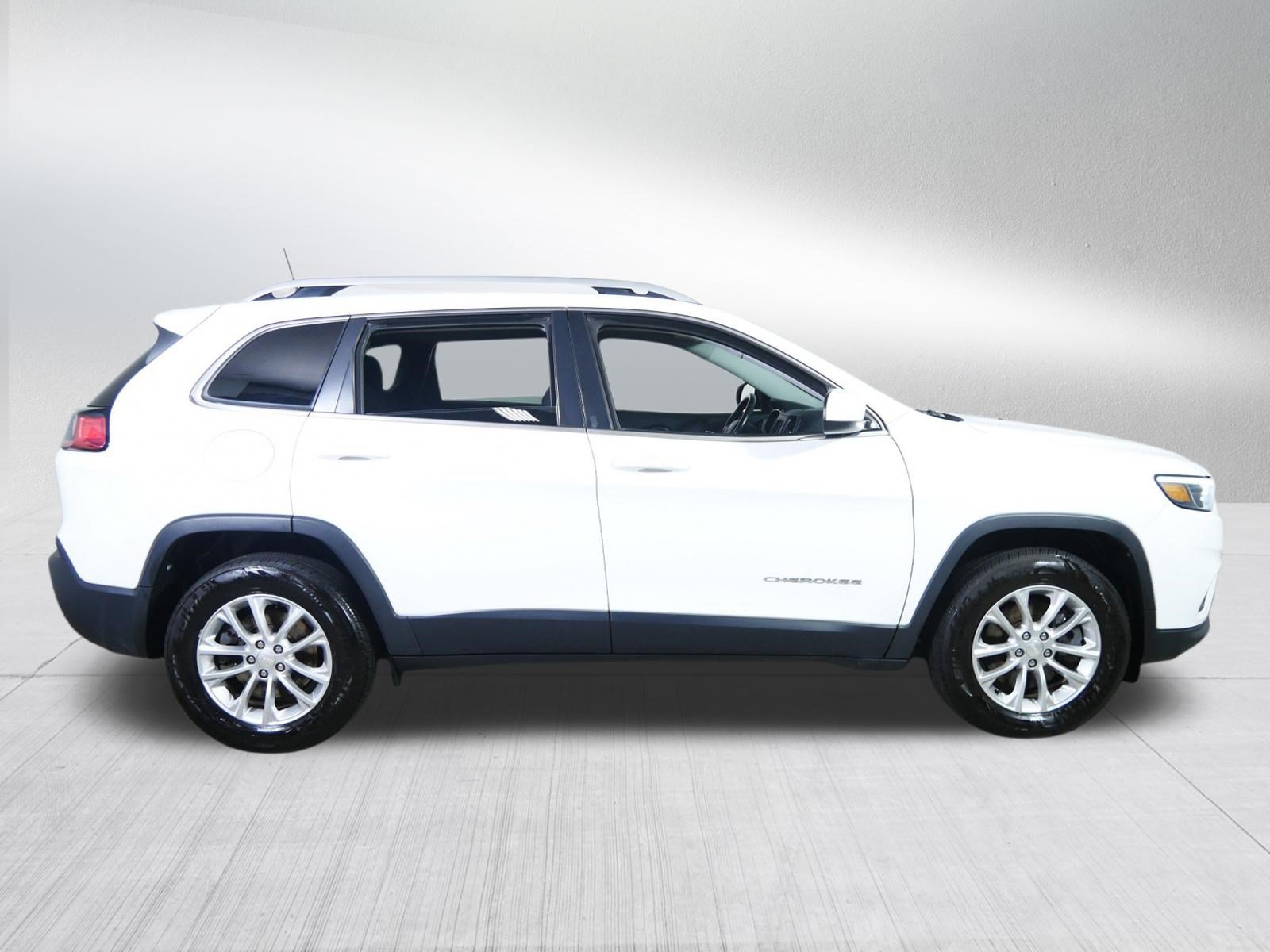 Used 2019 Jeep Cherokee Latitude w/ Cold Weather Group AWD/4WD image 8