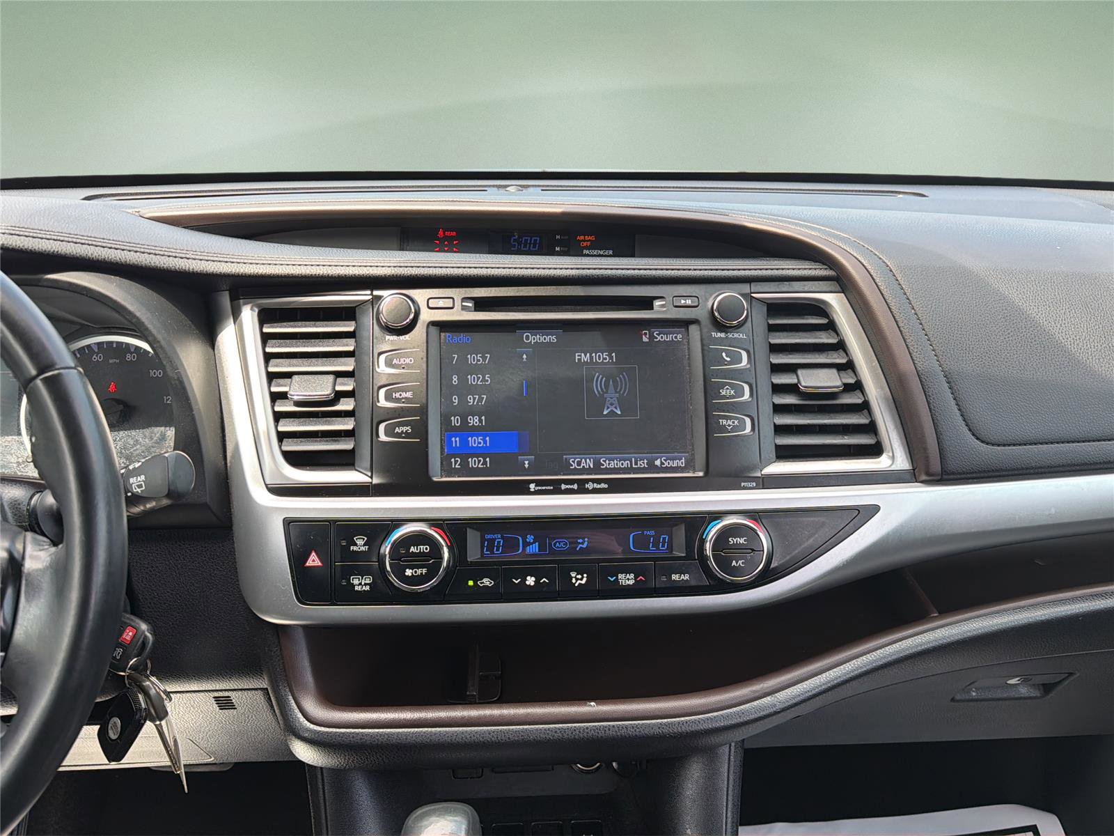 Used 2017 Toyota Highlander Plus w/ Carpet Mat Package AWD/4WD image 10