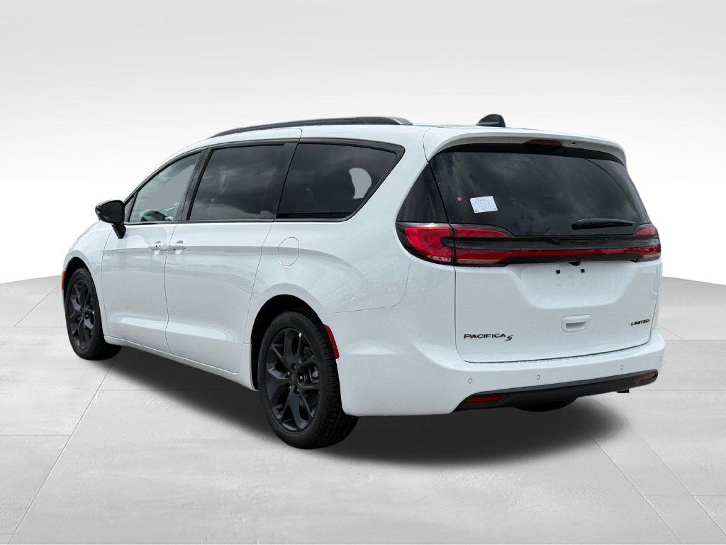 New 2027 Chrysler Pacifica Limited FWD image 3