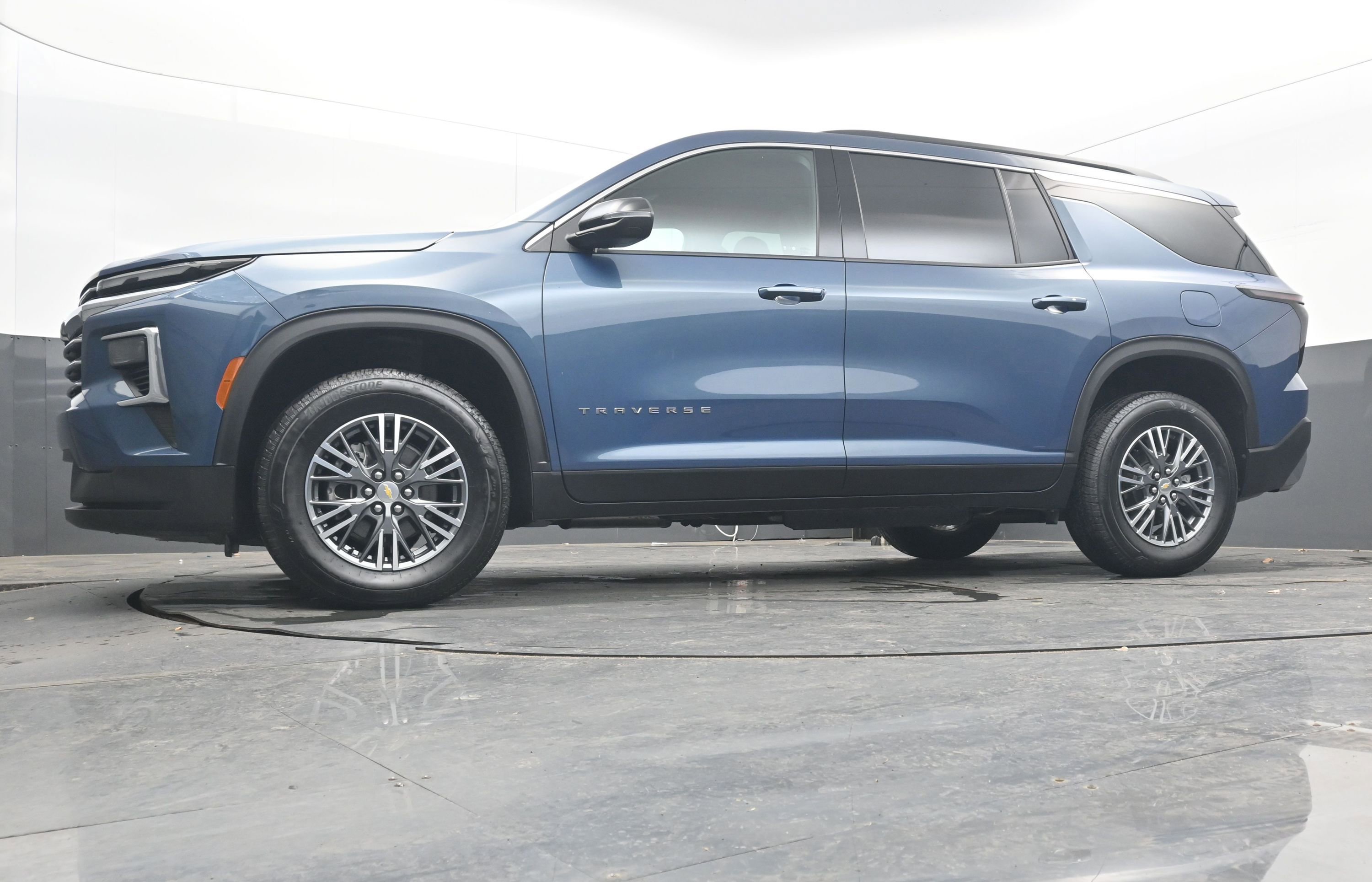 Used 2025 Chevrolet Traverse LT image 27