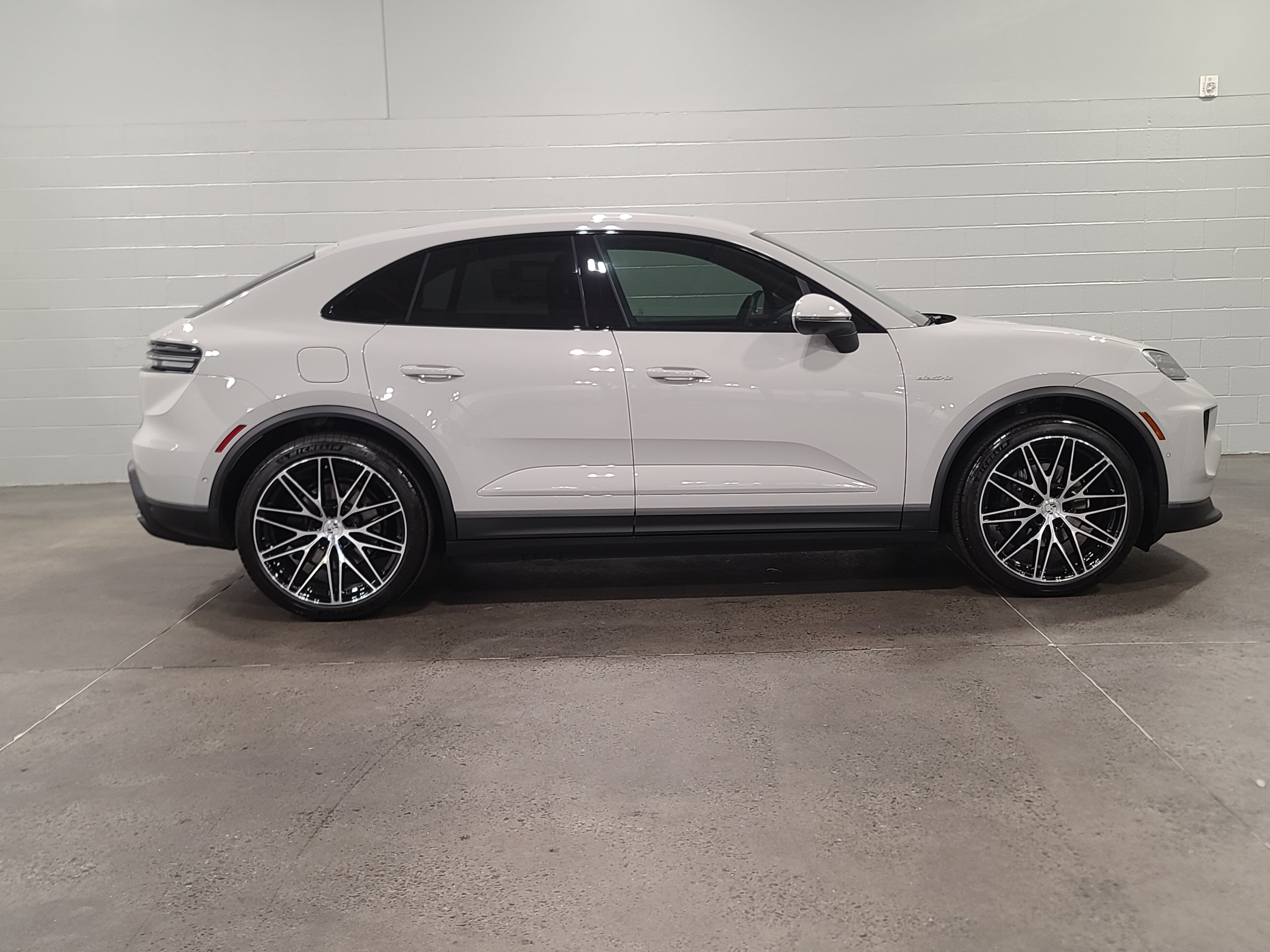 New 2026 Porsche Macan 4 Electric AWD/4WD image 8