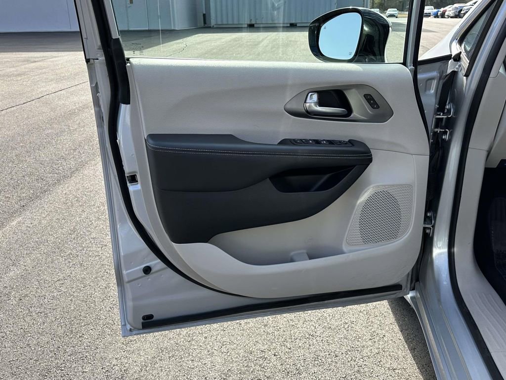 Used 2024 Chrysler Pacifica Touring-L image 5