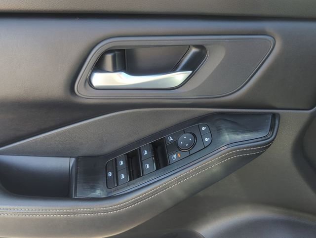 Used 2024 Nissan Rogue SV AWD/4WD image 13