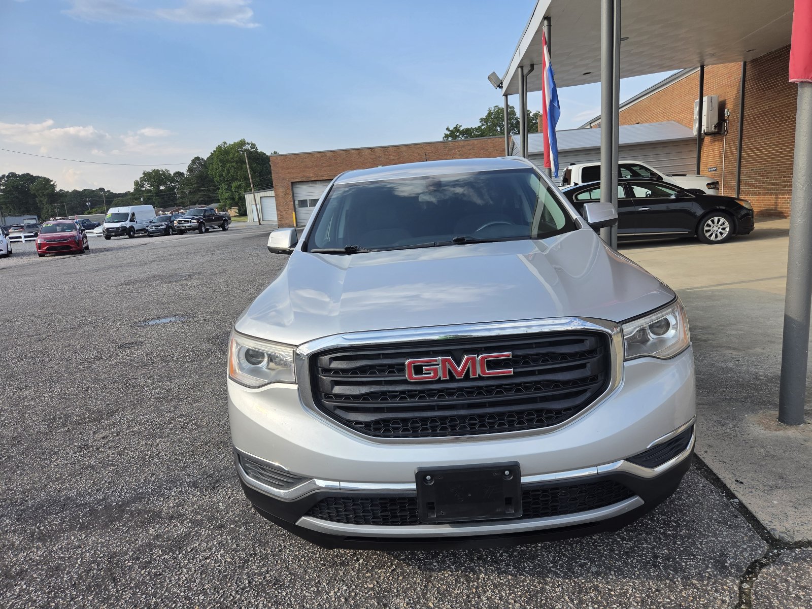 Used 2018 GMC Acadia SLE w/ LPO, Floor Liner Package FWD image 2