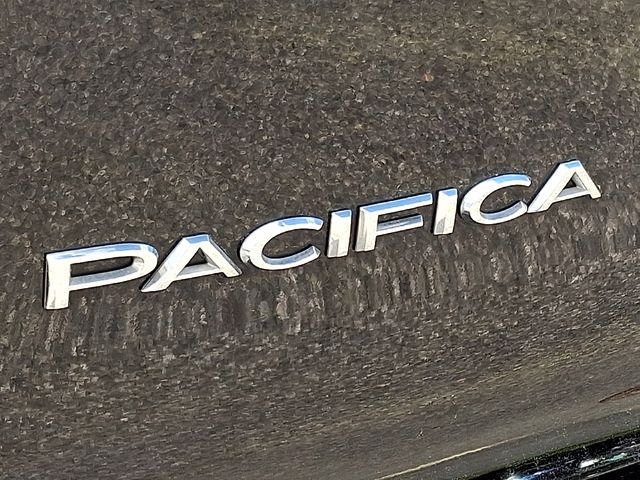 Used 2024 Chrysler Pacifica Touring-L FWD image 30