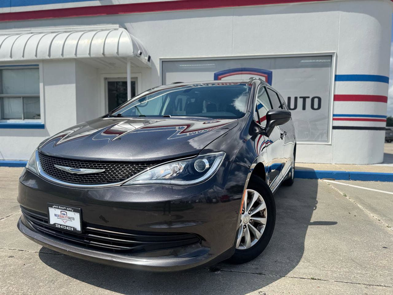 Used 2019 Chrysler Pacifica Touring-L image 3