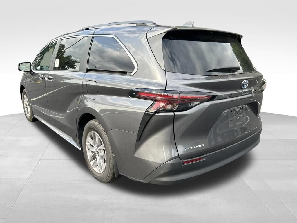Used 2025 Toyota Sienna LE AWD/4WD image 3