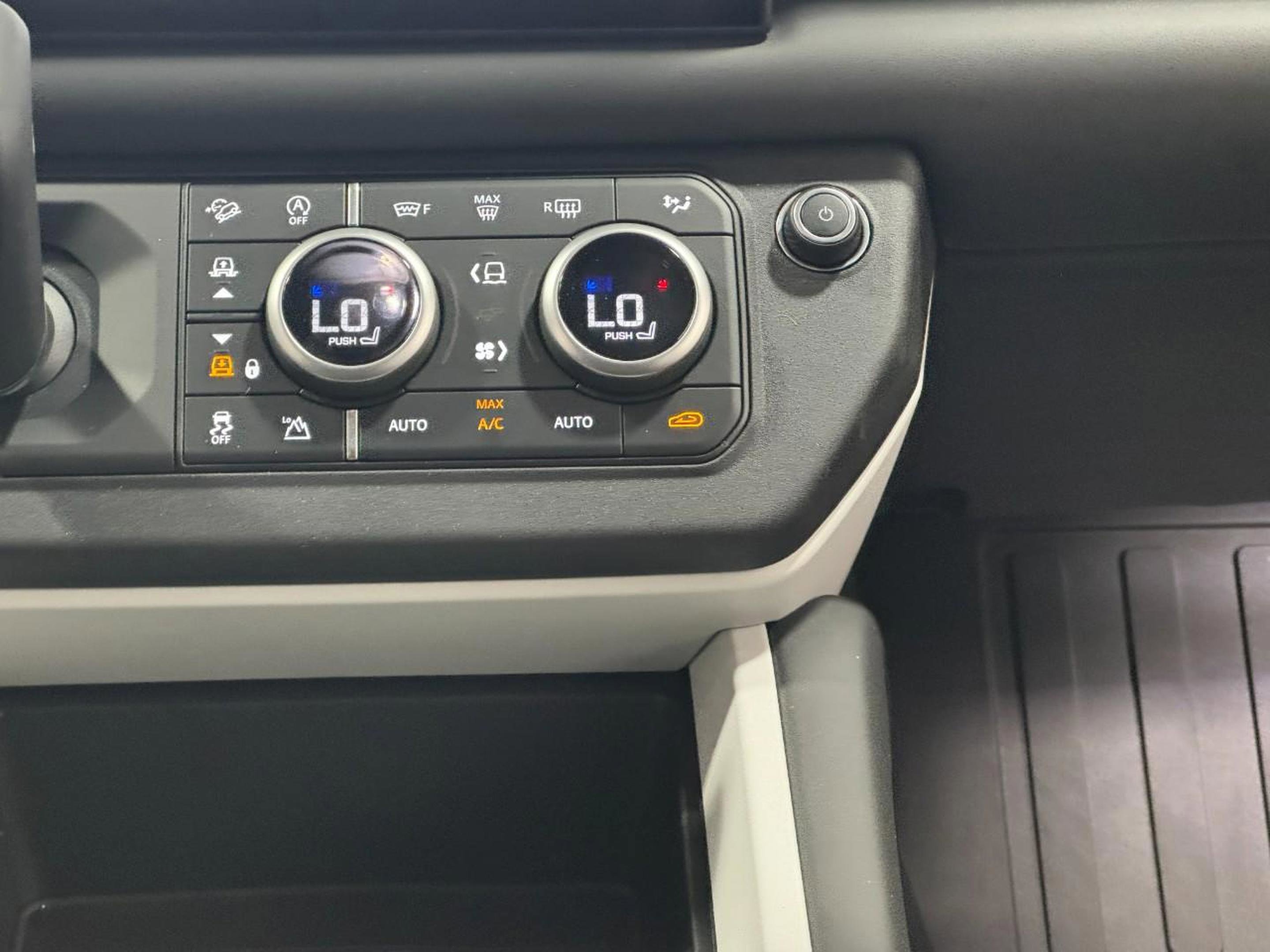 Used 2025 Land Rover Defender 110 S image 15