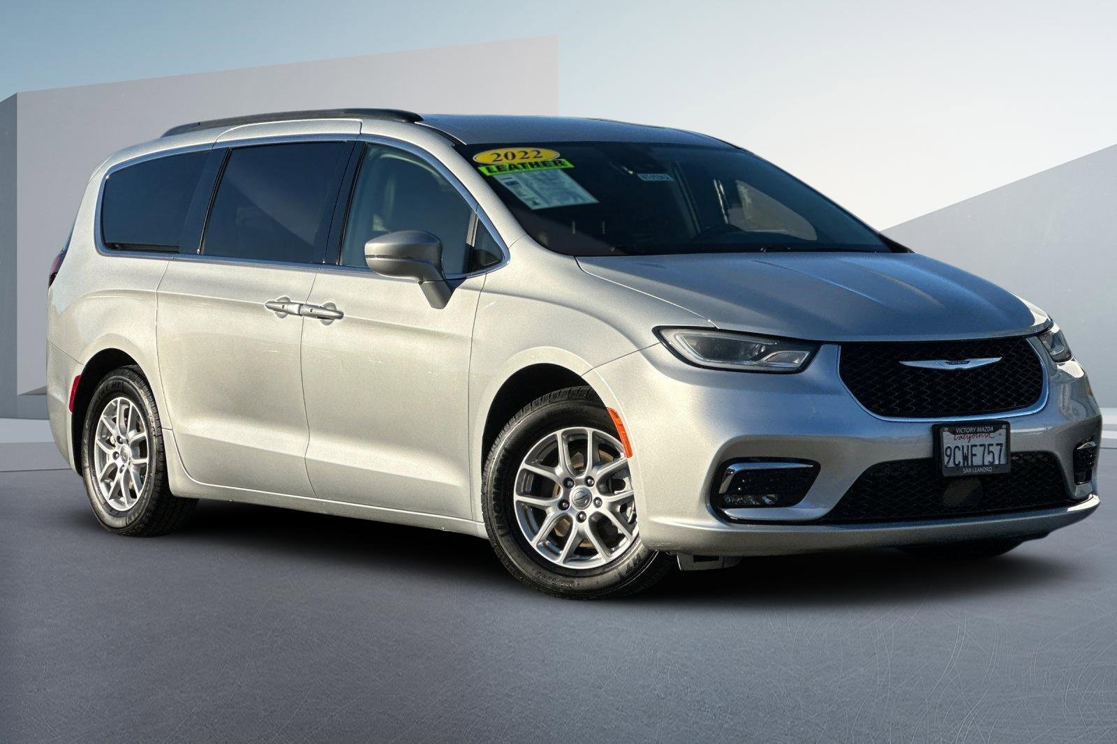 Used 2022 Chrysler Pacifica Touring-L image 2