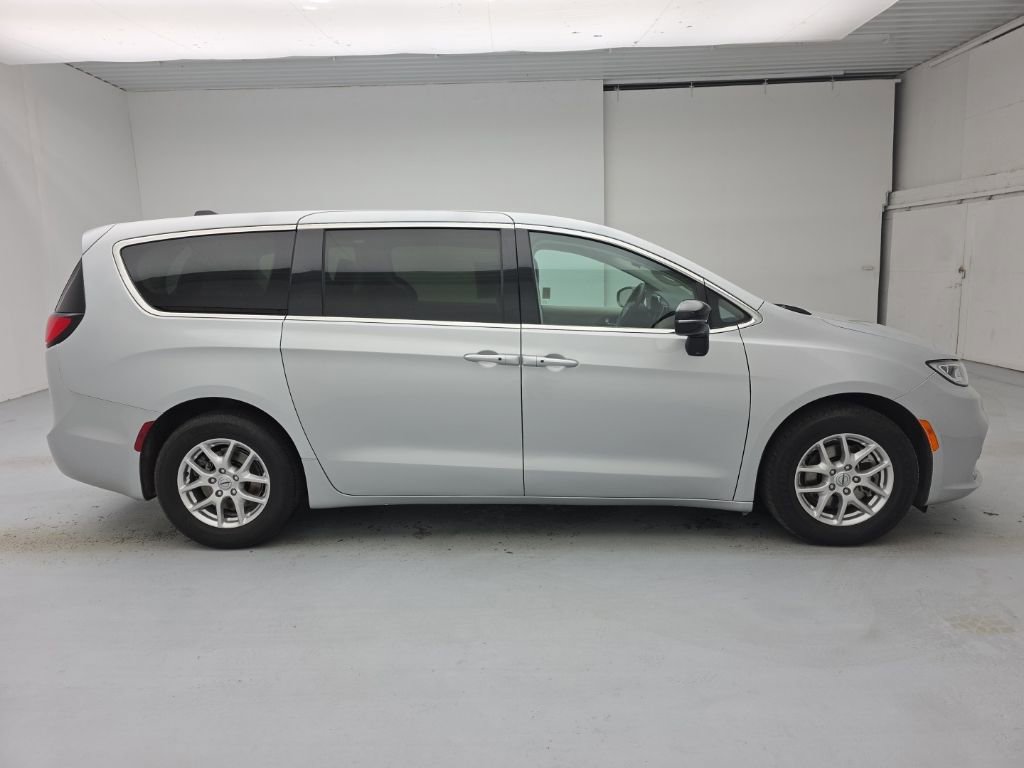 Used 2024 Chrysler Pacifica Touring-L image 13