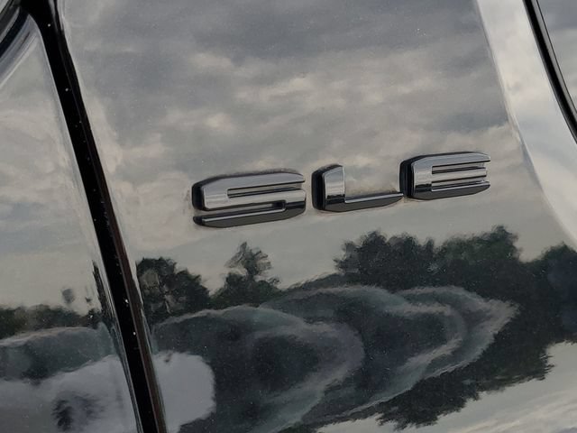 Used 2021 GMC Acadia SLE w/ Driver Convenience Package FWD image 7