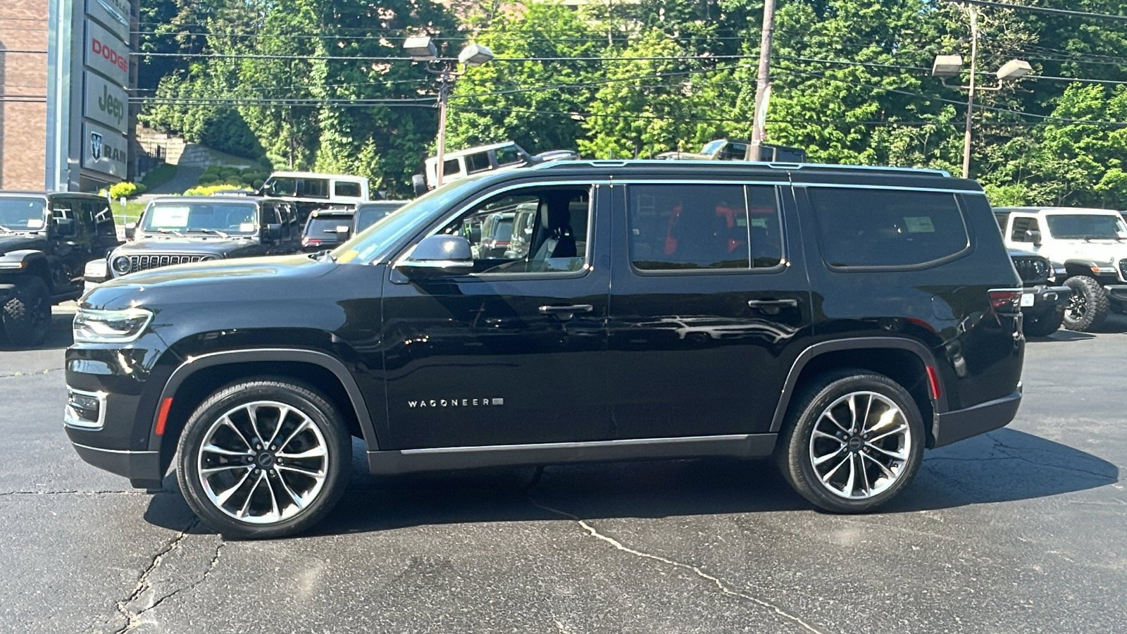 Certified 2022 Jeep Wagoneer Series III w/ Premium Group I AWD/4WD image 11