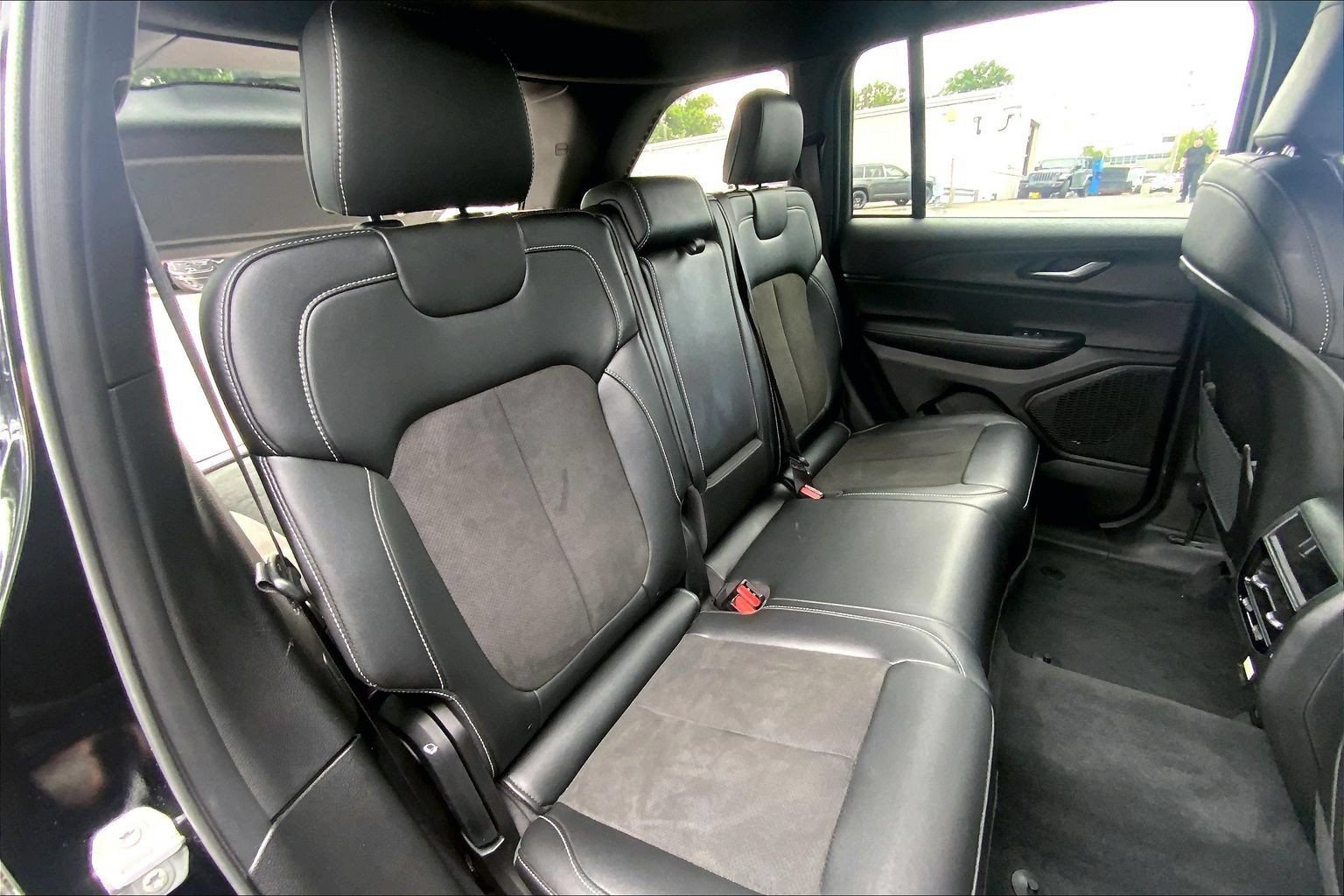 Certified 2025 Jeep Grand Cherokee Altitude AWD/4WD image 17