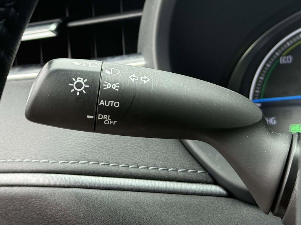 Used 2022 Toyota Venza XLE image 27