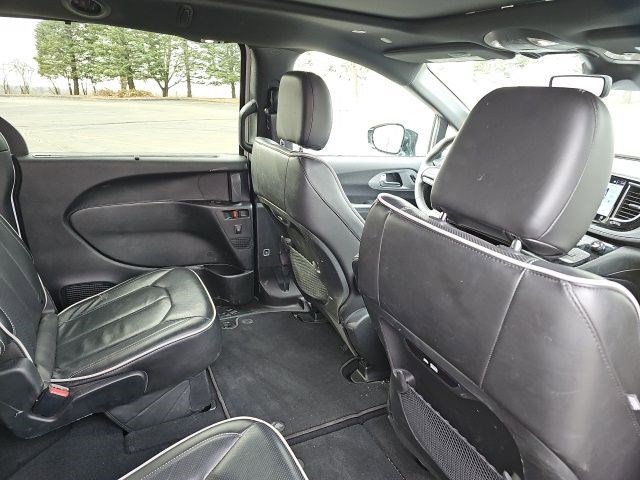 Used 2025 Chrysler Pacifica Limited image 17