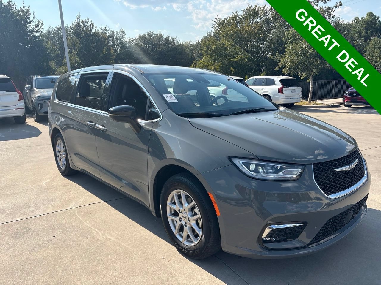 Used 2025 Chrysler Pacifica Select FWD image 3