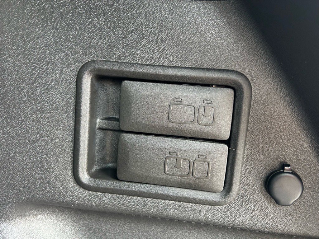 Used 2023 Chevrolet Equinox LT w/ Driver Convenience Package image 18