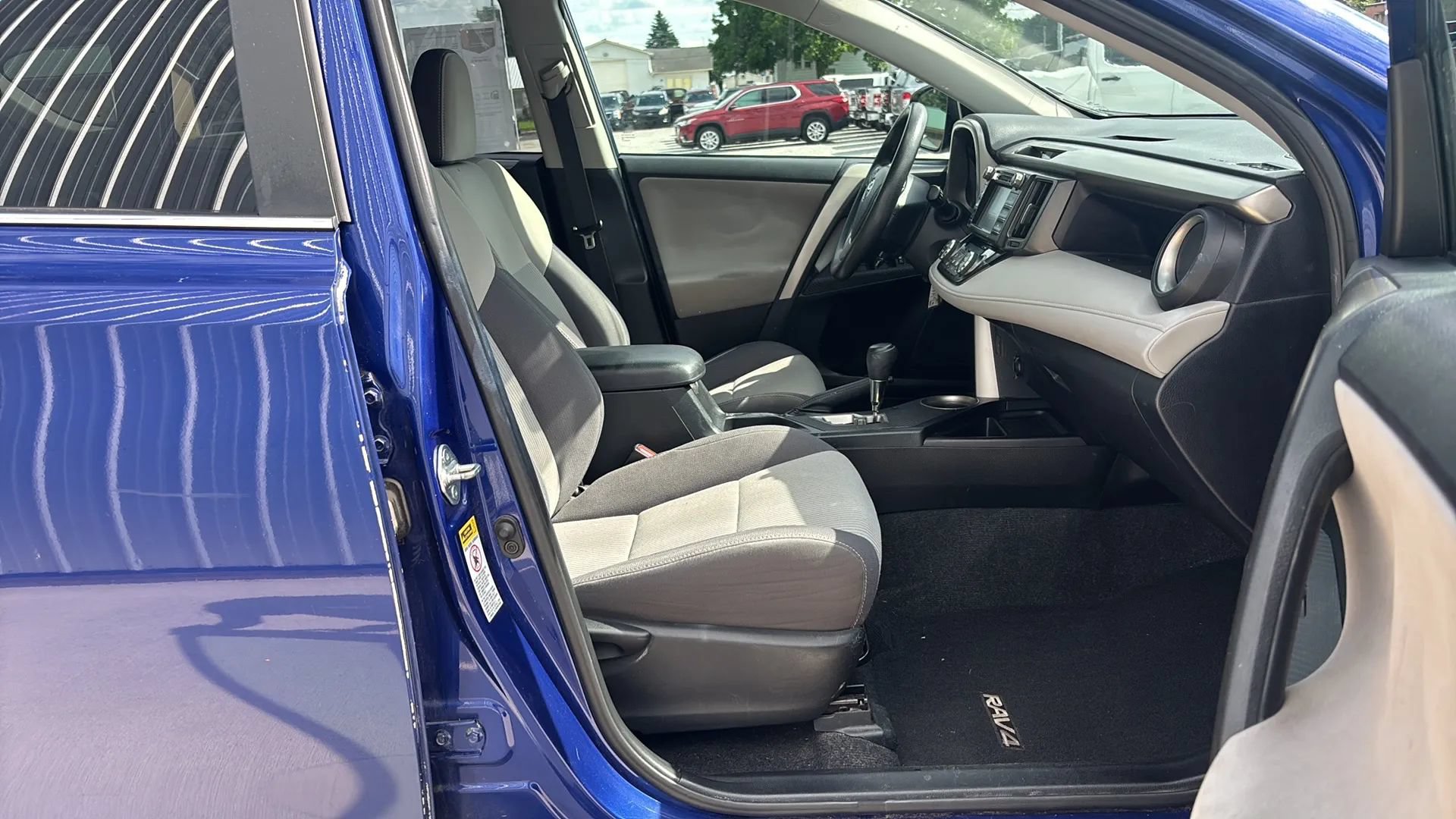Used 2015 Toyota RAV4 XLE AWD/4WD image 16