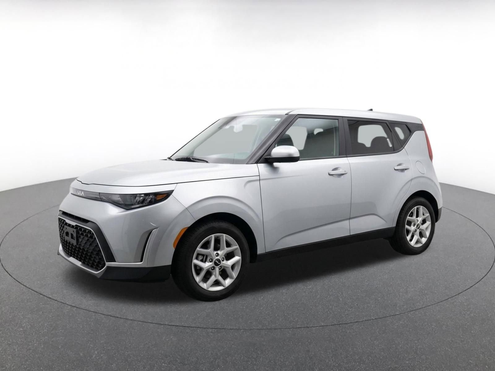 Used 2025 Kia Soul LX w/ LX Technology Package FWD image 3