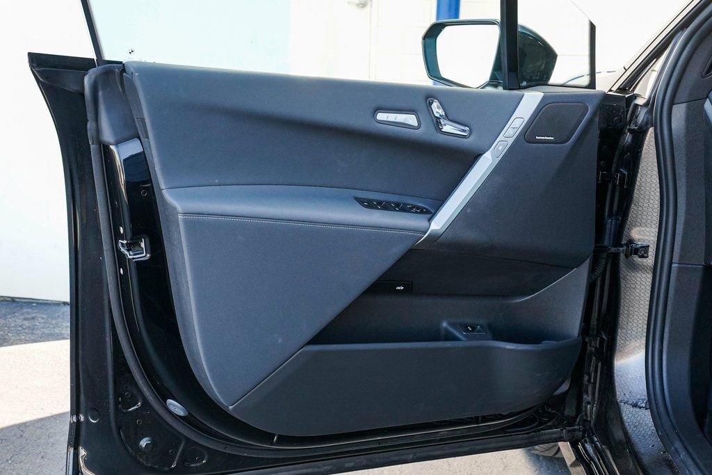 Used 2025 BMW iX xDrive50 w/ Premium Package image 9