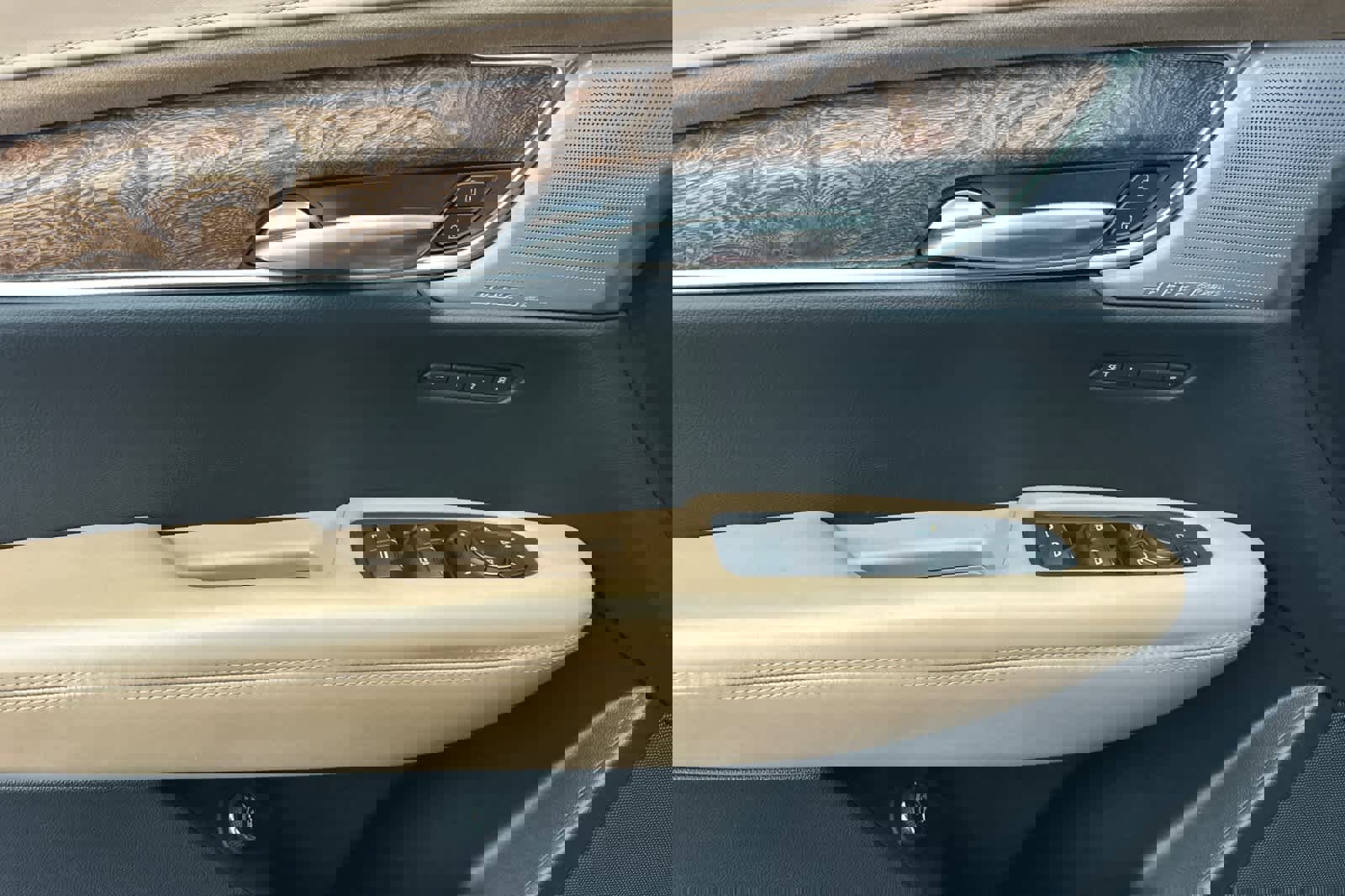 Used 2024 Cadillac XT5 Premium Luxury w/ Platinum Package image 12