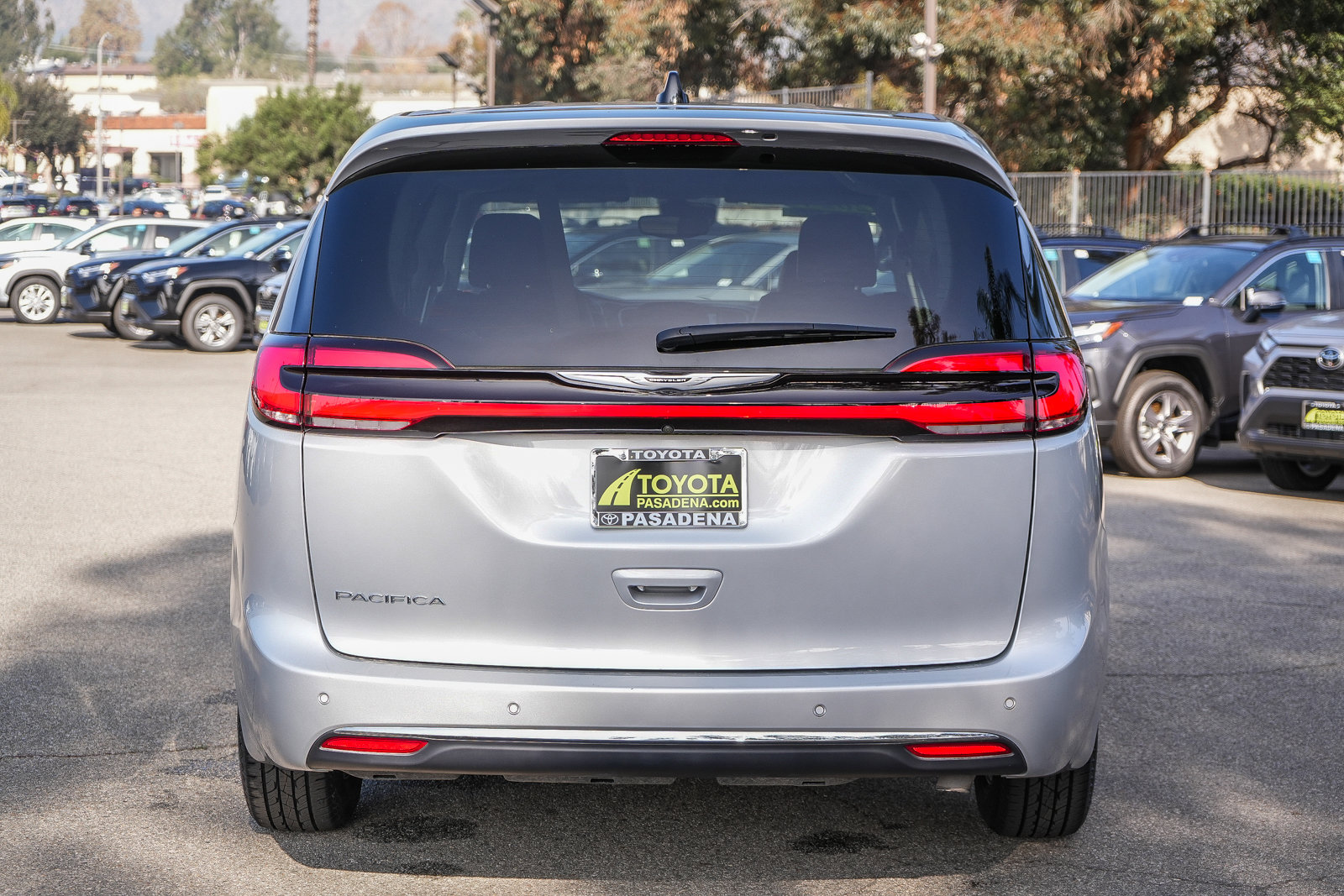 Used 2024 Chrysler Pacifica Touring-L image 7